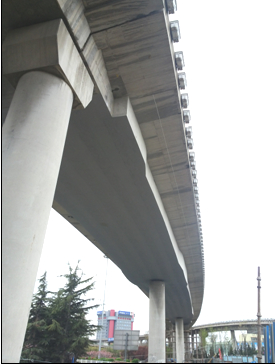 梁體粘貼碳纖維布，并進(jìn)行梁底修補(bǔ)